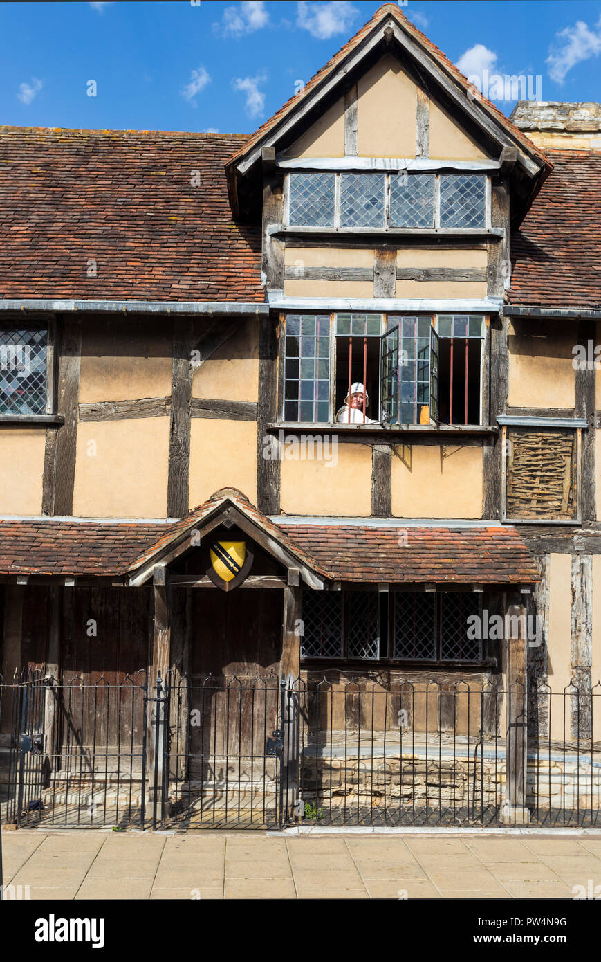 STRATFORD-upon-Avon, ENGLAND - August 6, 2018: Shakespeare's Geburtsort, mit einer Schauspielerin in Kostümen aus dem Fenster Stockfoto