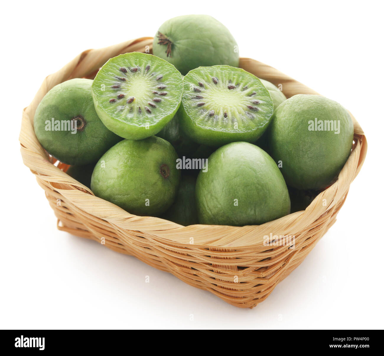Actinidia arguta wie Baby kiwi mit weißem Hintergrund bekannt Stockfoto