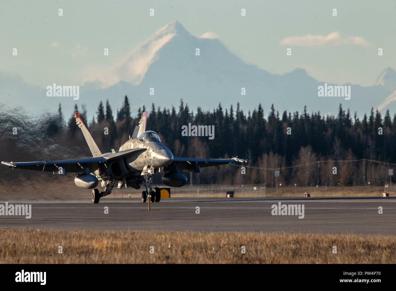 Us Marine Corps F/A-18C Hornet zugeordnet Marine Fighter Attack Squadron (Vmfa) 232, Marine Flugzeuge Gruppe 11, 3. Marine Flugzeugflügel, bereitet sich für Heben Sie während der Roten Flag-Alaska (RF-A) 19-1 bei Eielson Air Force Base, Alaska, Oktober 8, 2018. Red Flag ist eine Reihe von US Pacific Air Force Commander - geleitete Bereich Training übung für die USA und die Streitkräfte der Koalition eine realistische gemeinsame offensive Counter - Luft, Verbot zur Verfügung zu stellen, in der Nähe Unterstützung aus der Luft und die große Kraft der Beschäftigung Ausbildung in einer simulierten Umgebung bekämpfen. (U.S. Marine Corps Foto von Sergeant Maria A. Noyola) Stockfoto