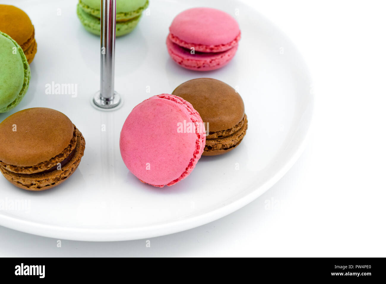Macarons auf Rang Serviertablett, etagere, mehrstufige Macarons Stockfoto