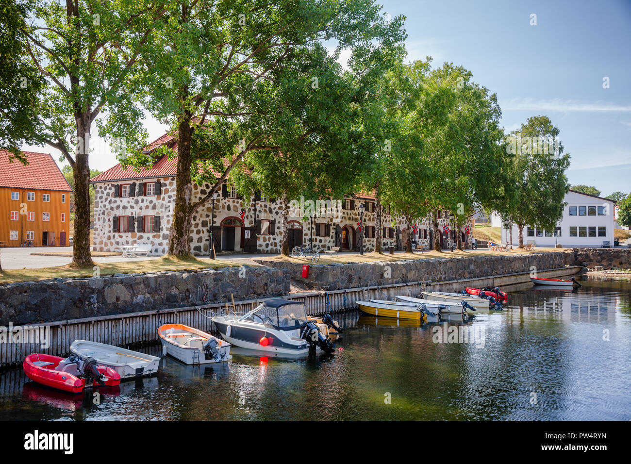 STAVERN, Norwegen - 20. JULI 2018: Historische Kanal und Stein Barracs Lagerhaus an der Staverns Festung (Fredriksvern) Stockfoto