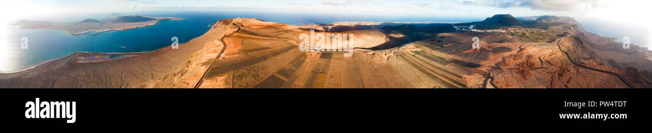 Panoramablick auf das Luftbild von der Spitze der Insel Lanzarote, mit Blick auf die Insel La Graciosa, den Mirador del Rio und das La Corona Vulkan. Spanien Stockfoto