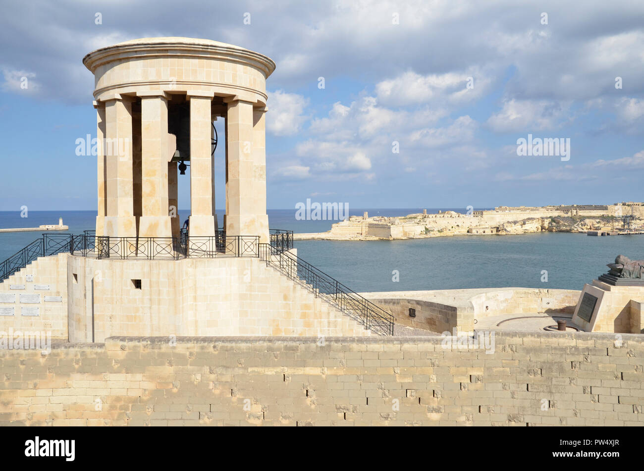 Die Siege Bell Memorial an der südlichen Spitze der maltesischen Hauptstadt Valletta. Es erinnert an den 7000, die bei der Belagerung starb zwischen 1940-43 Stockfoto