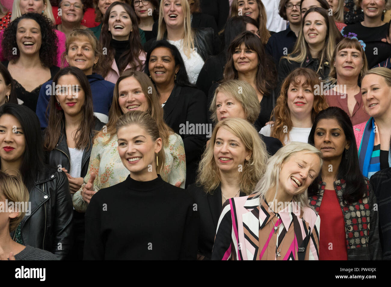 Weibliche Filmemacher und Schauspieler posieren für ein Gruppenfoto auf der British Film Institute Filmfestival auf dem Londoner Southbank Beitrag der Frauen zur britischen Filmindustrie zu markieren. Stockfoto