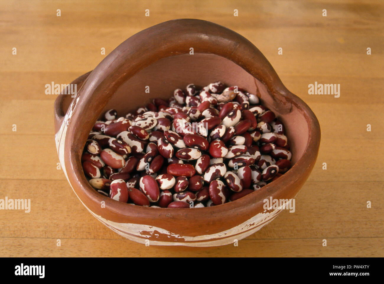 Getrocknete Pinto bean Sorte namens Anasazi beans im Pueblo Indian Tonwaren, New Mexiko. Foto Stockfoto