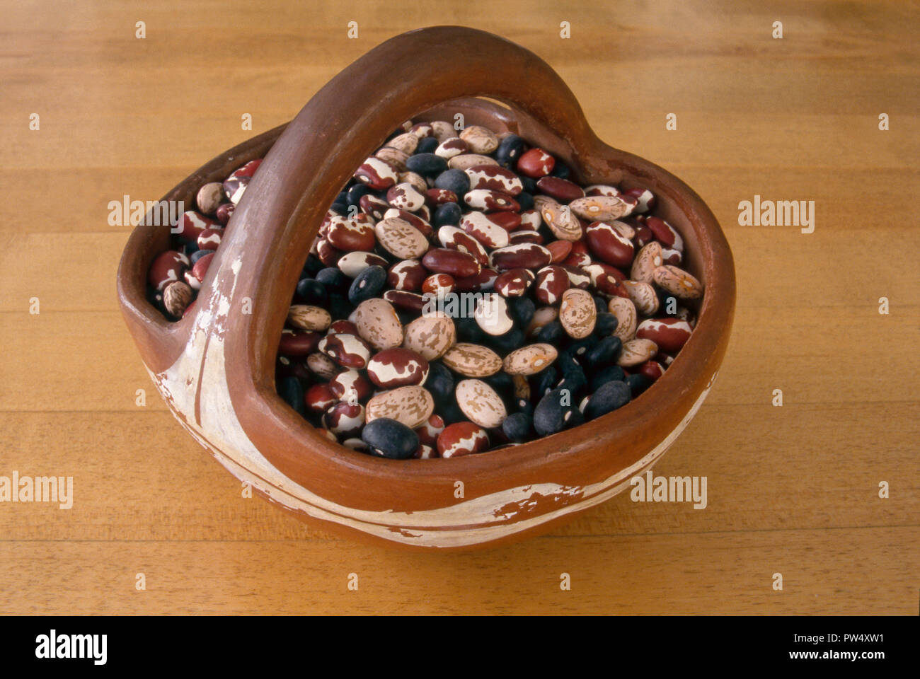 Getrocknete Bohnen: Anasazi Bohnen, Pintobohnen, und schwarze Bohnen in einem Pueblo Keramik Schüssel, New Mexiko. Foto Stockfoto