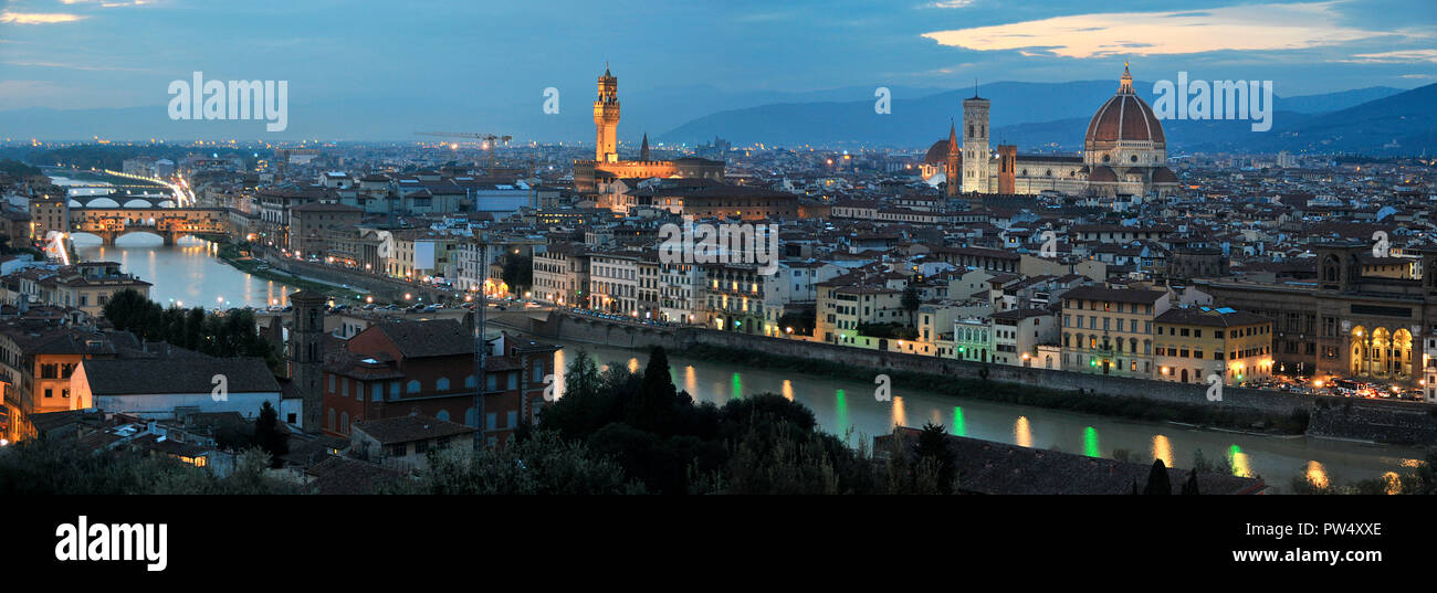 Rund um Italien - EIN Panoramablick auf Florenz am Abend von der Piazza Michelangelo, mit den Lichtern der Stadt, die im Fluss Arno leuchten und reflektieren Stockfoto