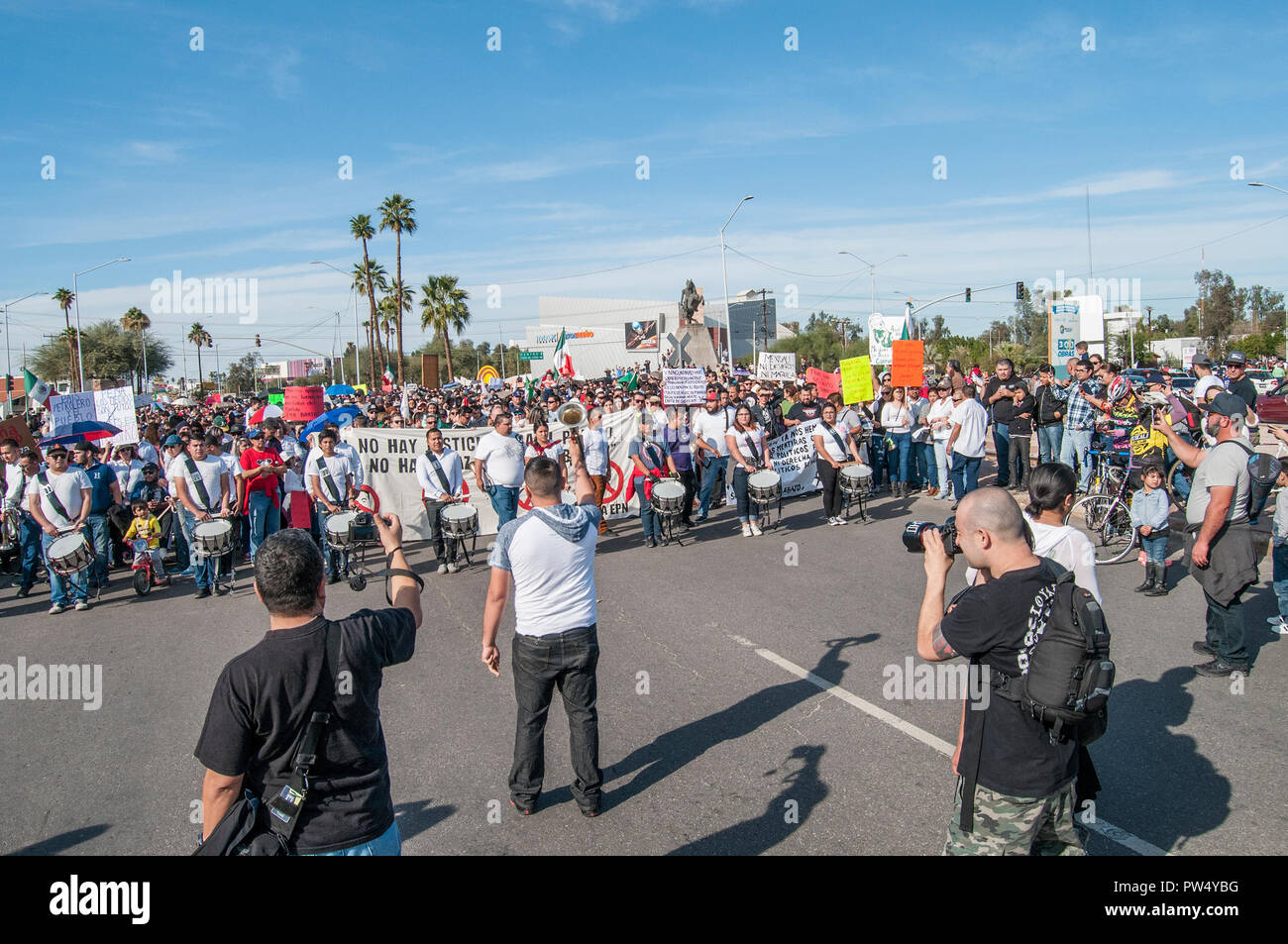 Protersters in Mexicali Baja. Mexiko gegen den Gouverneur von Baja California (FRANCISCO VEGA) und Präsident von Mexiko (Enrique Peña Nieto) Stockfoto