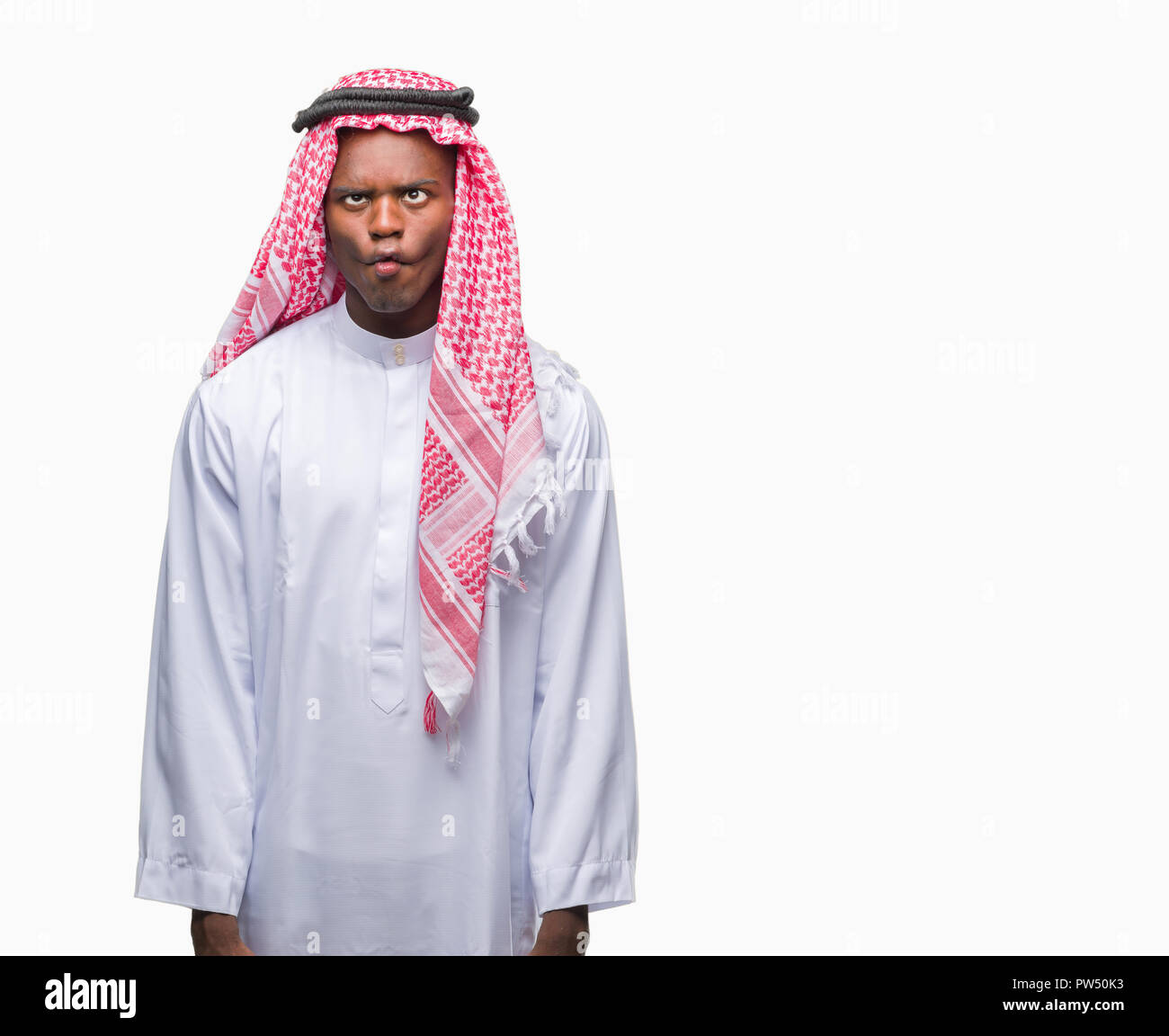 Junge arabische afrikanischen Mann mit traditionellen Kufiya über  isolierte, Fisch Gesicht mit Lippen, verrückt und komische Geste. Lustige  Ausdruck Stockfotografie - Alamy