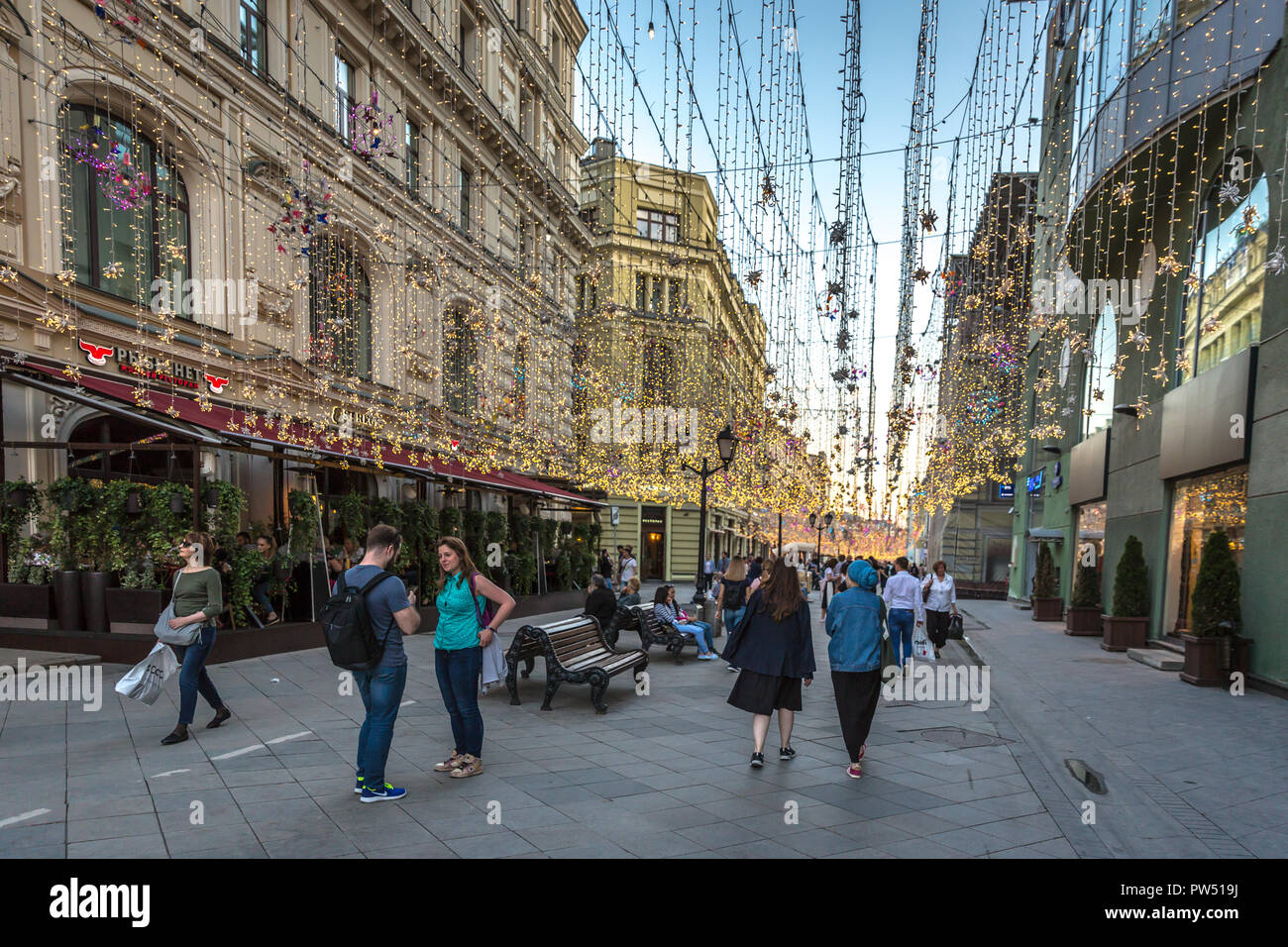 Moscou/Russland - 4. Juni 2018 - Die Menschen in den Straßen von Moskau in einem blauen Himmel am Nachmittag. Stockfoto