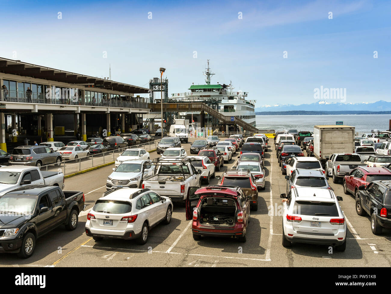 SEATTLE, Washington State, USA - JUNI 2018: Reihen von Autos auf der Hafenseite in Seattle warten auf einer großen Fähre zu fahren. Stockfoto