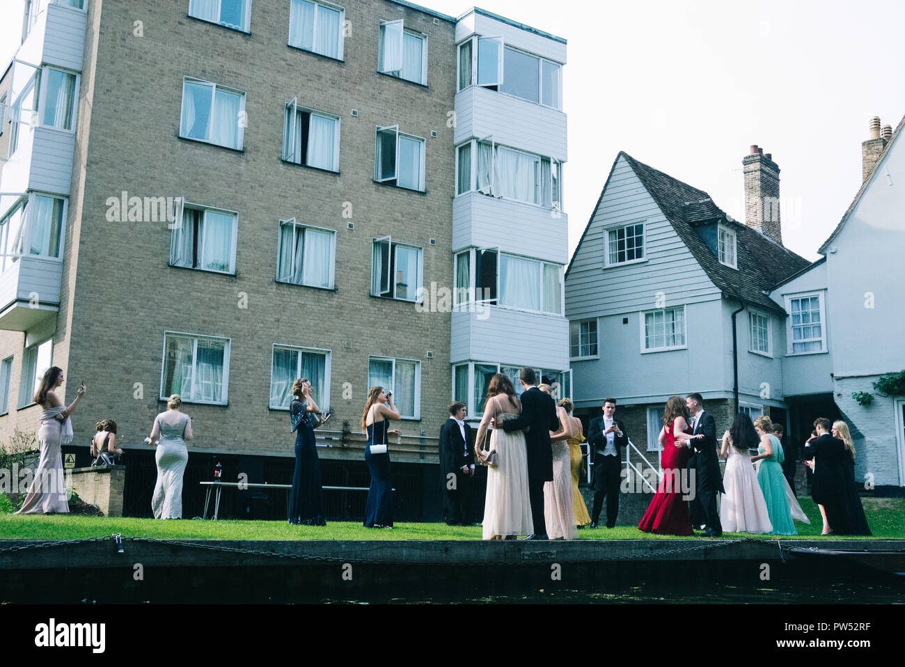 Cambridge Studenten mit einer Abschlussfeier auf dem Gras in der Nähe der stochern Fluss unter Fotos der Gruppe Stockfoto
