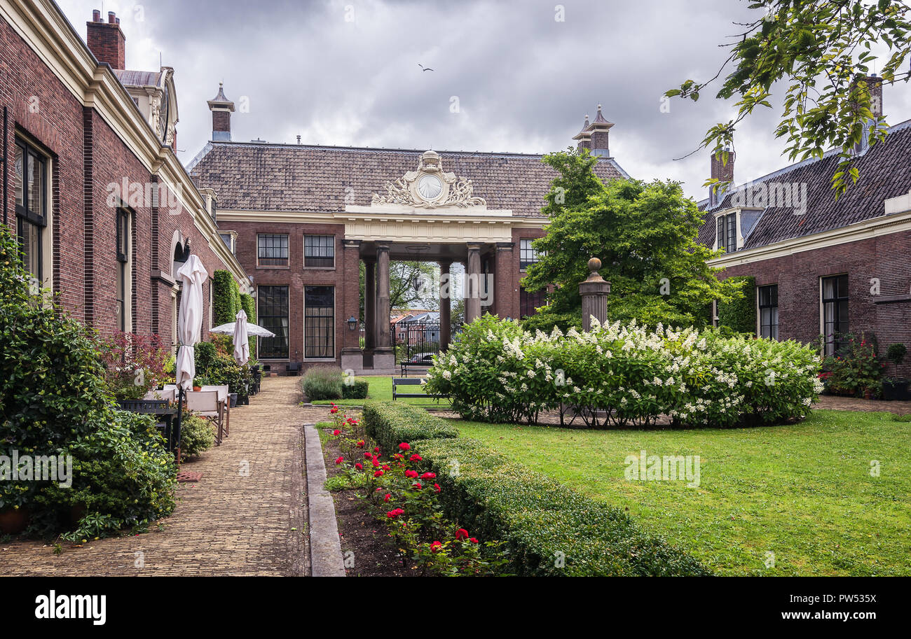 Der Eingang zum Armenhaus der grünen Garten im alten Zentrum von Haarlem in den Niederlanden Stockfoto