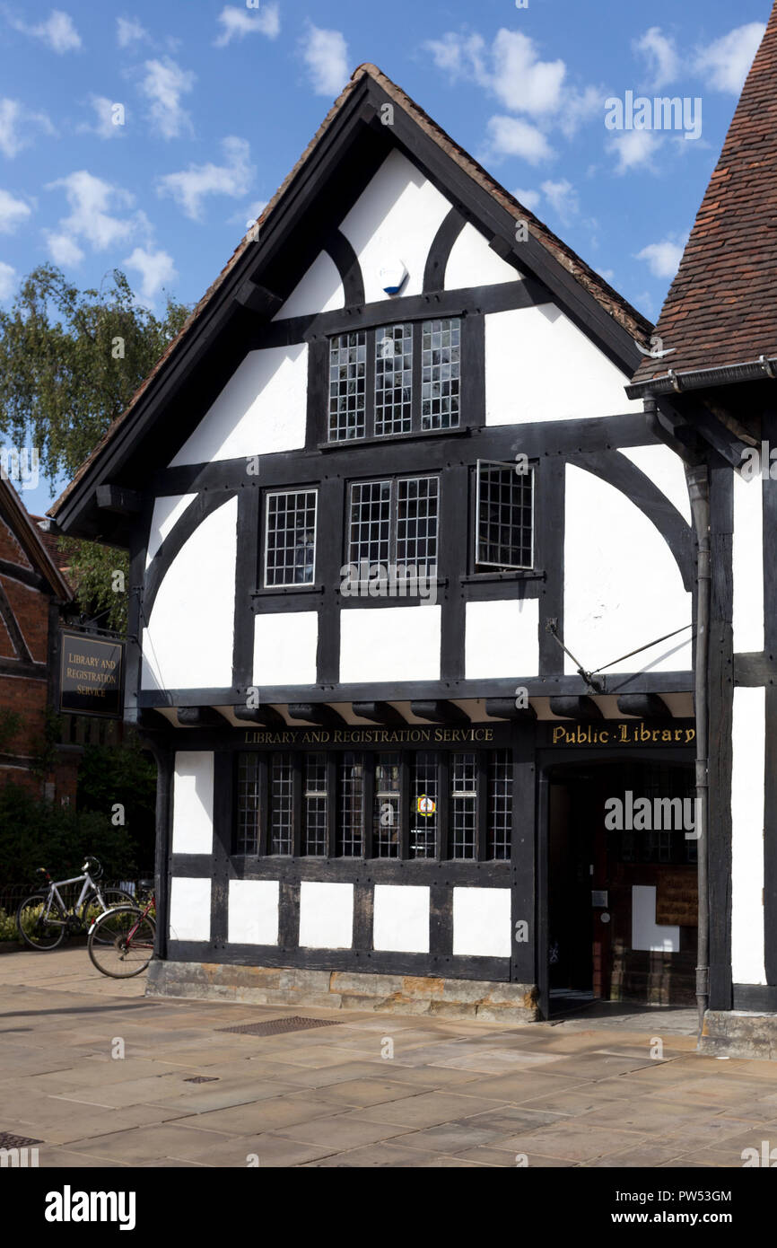 Stratford-upon-Avon öffentliche Bibliothek und Registrierung Service Büro, in einem im Tudor-Stil erbaute Gebäude in der Nähe des Shakespeare's Geburtsort Stockfoto