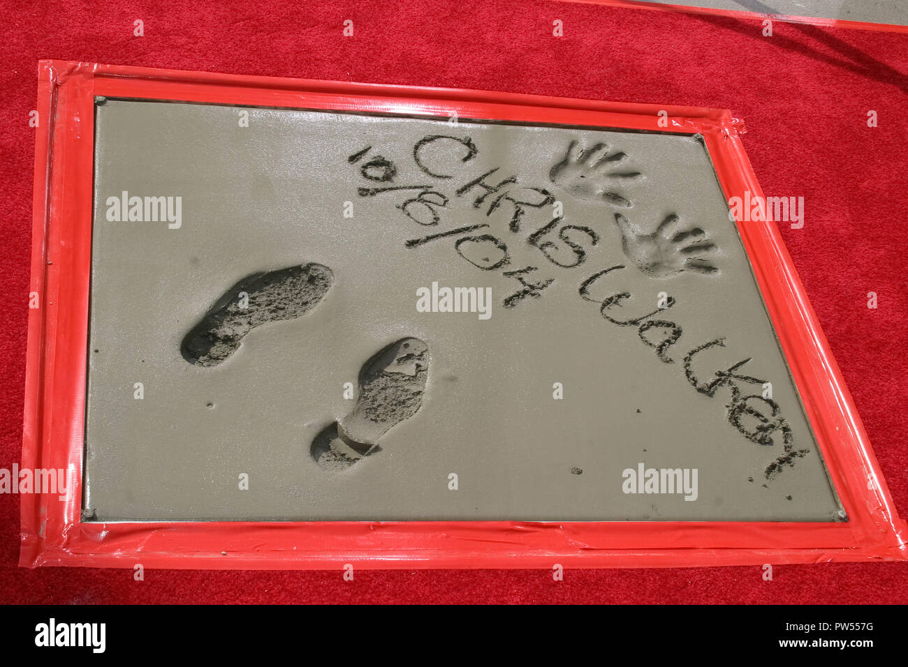 Christopher Walkens Hand und Fuß Druckt 10/08/04 Christopher Walken geehrt mit einem Hand- und Fußabdrücke Zeremonie @ Grauman's Chinese Theater, Hollywood Foto von kazumi Nakamoto/HNW/PictureLux Datei Referenz # 33683 181 HNWPLX Stockfoto