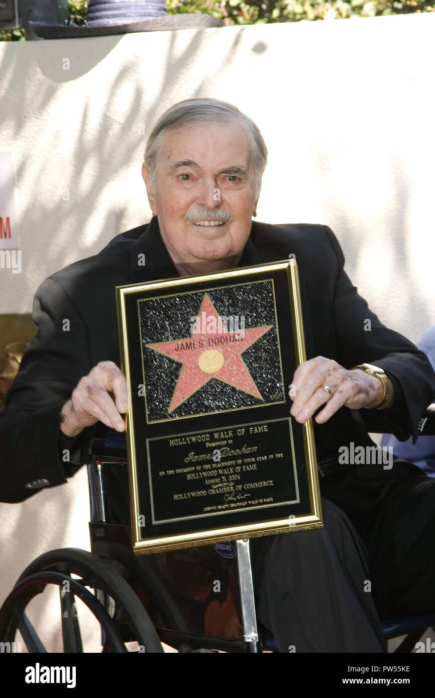James Doohan 08/31/04 JAMES DOOHAN WALK OF FAME @ 7021 Hollywood Blvd., Hollywood Foto von Izumi Hasegawa/HNW/PictureLux Datei Referenz # 33683 415 HNWPLX Stockfoto