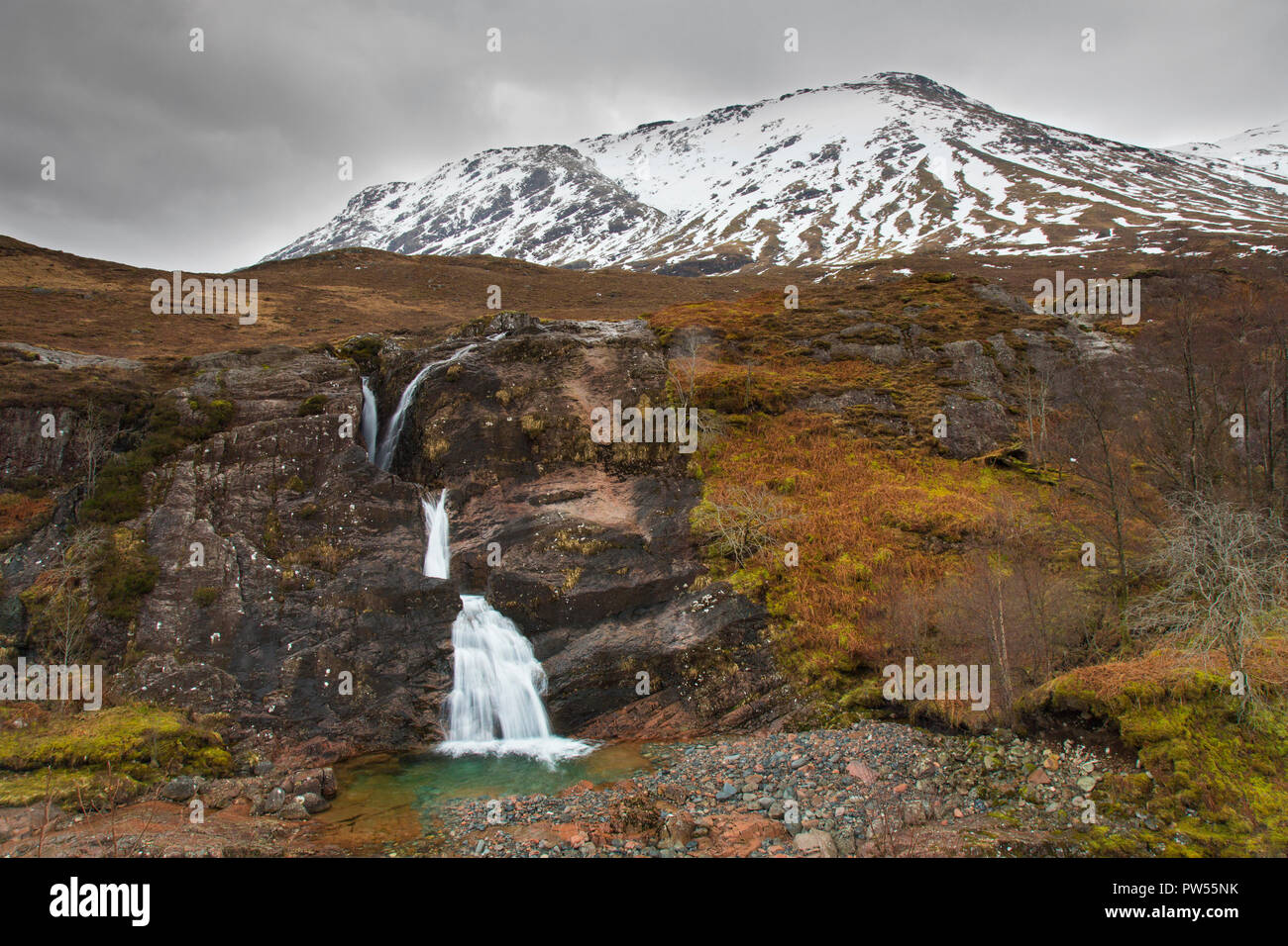 Treffen der drei Gewässern, Wasserfall am Fuße der Drei Schwestern von Glen Coe/Glencoe im Winter, Highlands, Schottland, Großbritannien Stockfoto