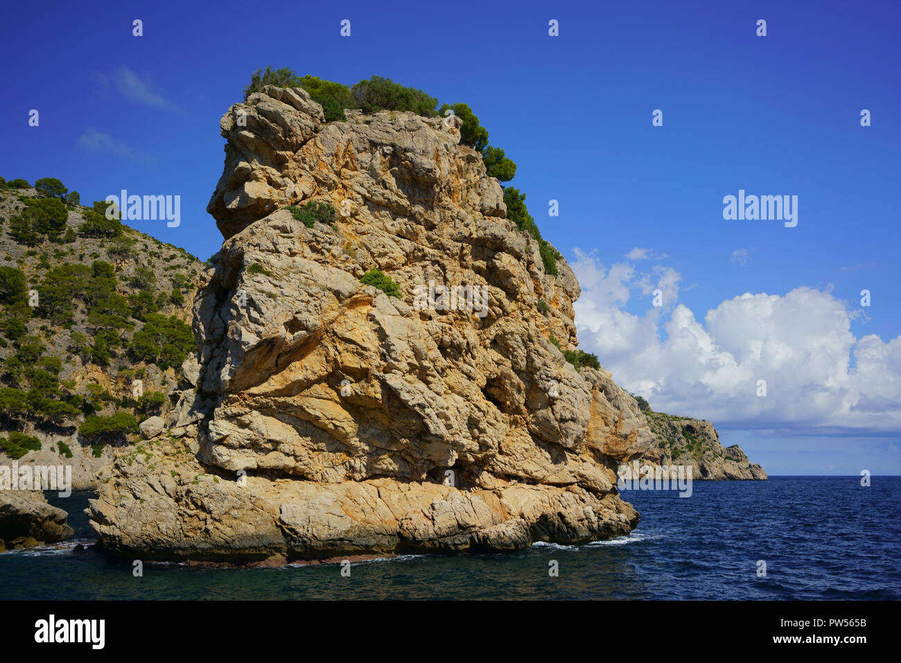 Mallorca Nordküste mit Felsformationen und dem tiefblauen Mittelmeer, Balearen, Spanien. Stockfoto
