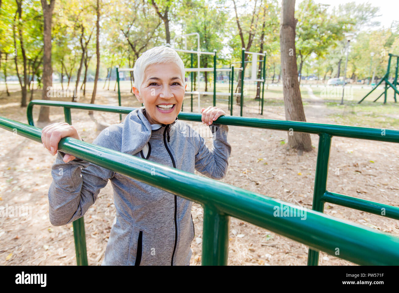 Active Senior Frau Übung im Fitnessbereich im Freien, gesunden Lebensstil Stockfoto