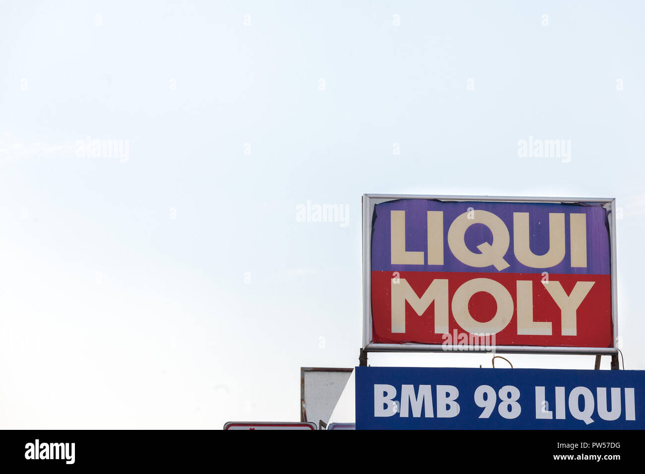 Belgrad, SERBIEN - OKTOBER 8, 2018: Logo von Liqui Moly in ihrer Belgrad wichtigsten Händler gesehen. Liqui Moly ist eine deutsche chemische Marke von Ölen, Additiv Stockfoto