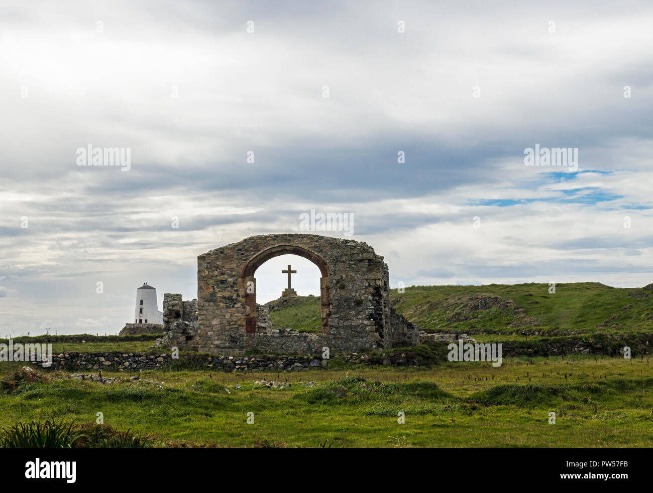 Die alte Kirche und Kreuz auf Llanddwyn Island Anglesey, Nord-Wales Stockfoto
