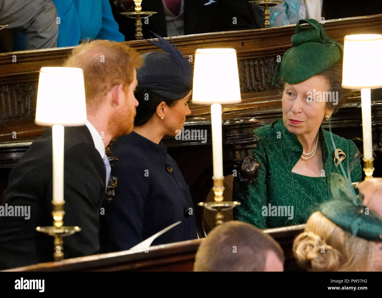 Der Herzog und die Herzogin von Sussex mit der Princess Royal (rechts) in ihren Sitzen vor der Hochzeit von Prinzessin Eugenie an Jack Brooksbank im St George's Chapel in Windsor Castle. Stockfoto