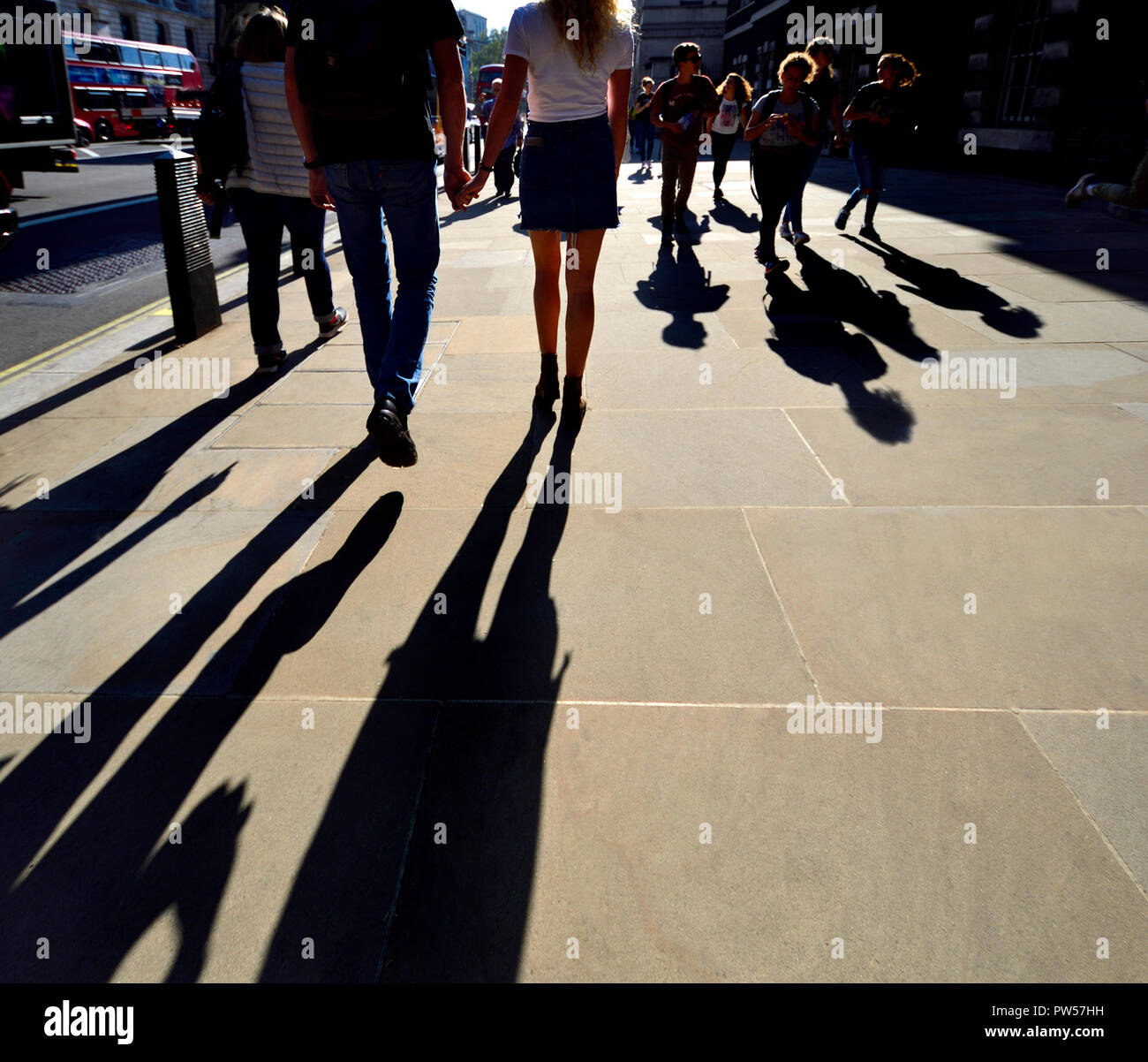 Junges Paar Hand in Hand in Whitehall, London, England, UK. Mit Hintergrundbeleuchtung Stockfoto