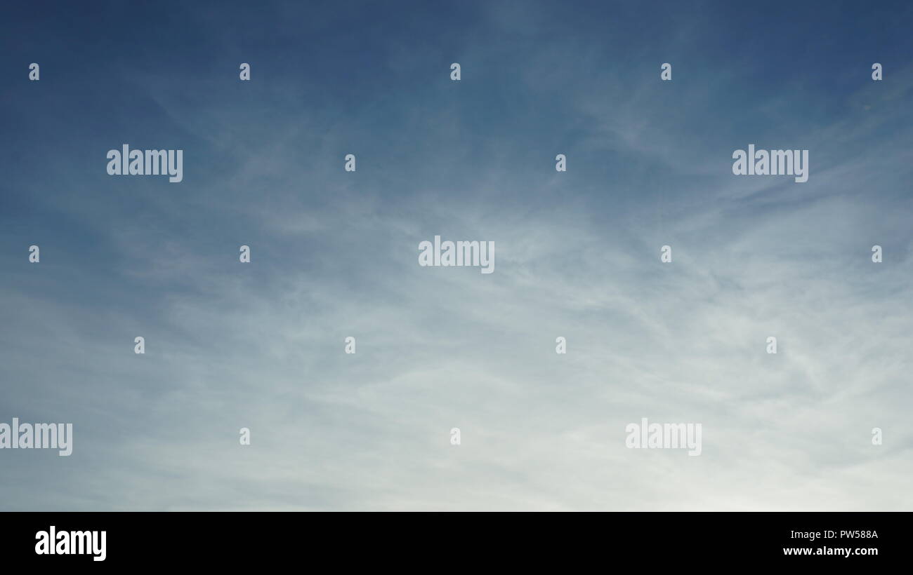 Misty neblig trüb und blauer Himmel mit großer Höhe Wolken Stockfoto