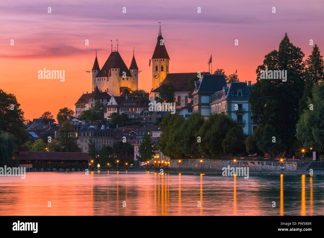 Schloss Thun (deutsch: Schloss Thun) ist ein Schloss in der Stadt Thun, im Schweizer Kanton Bern, Schweiz. Es wurde im 12. Jahrhundert erbaut, heute Stockfoto