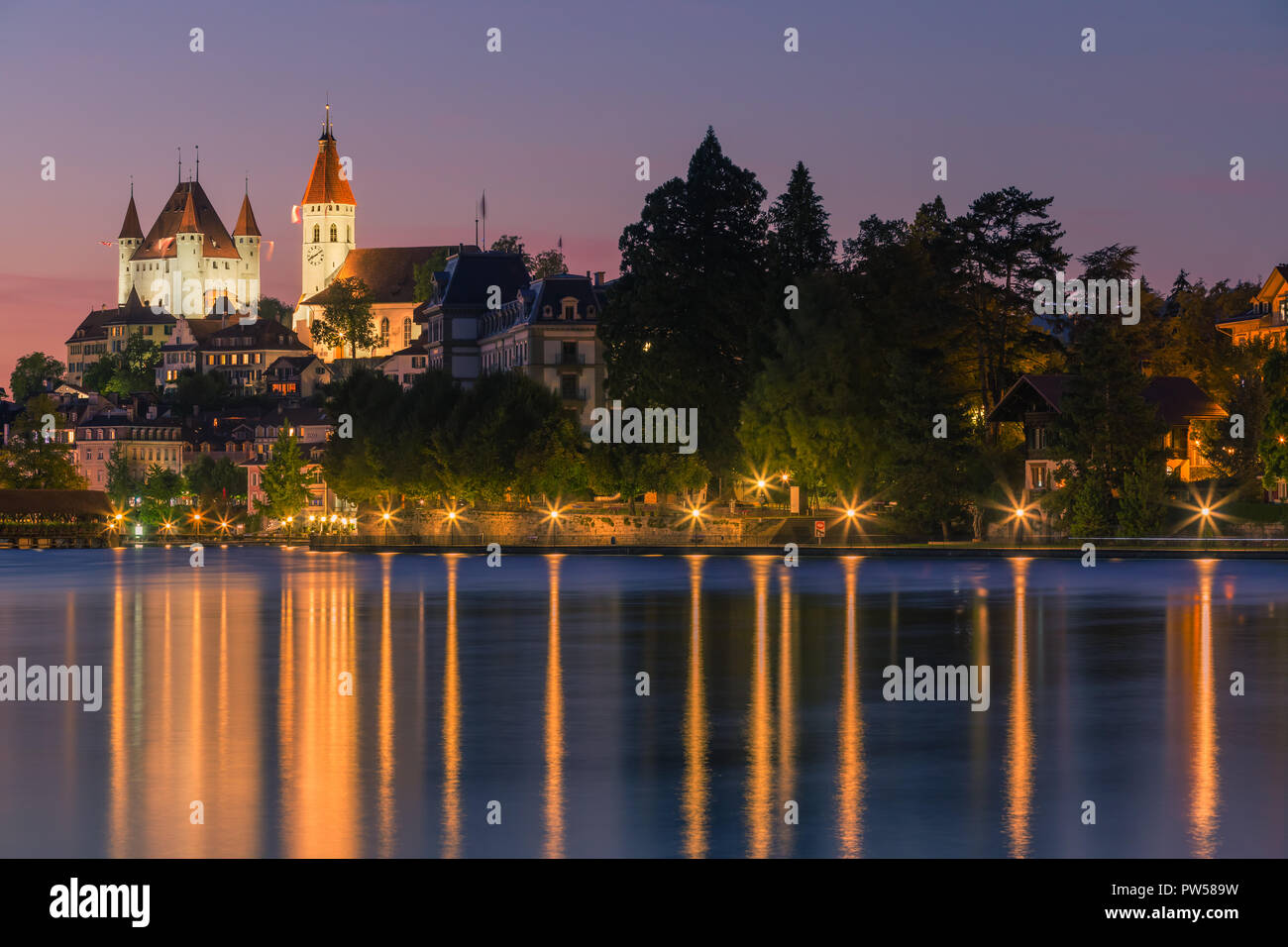 Schloss Thun (deutsch: Schloss Thun) ist ein Schloss in der Stadt Thun, im Schweizer Kanton Bern, Schweiz. Es wurde im 12. Jahrhundert erbaut, heute Stockfoto