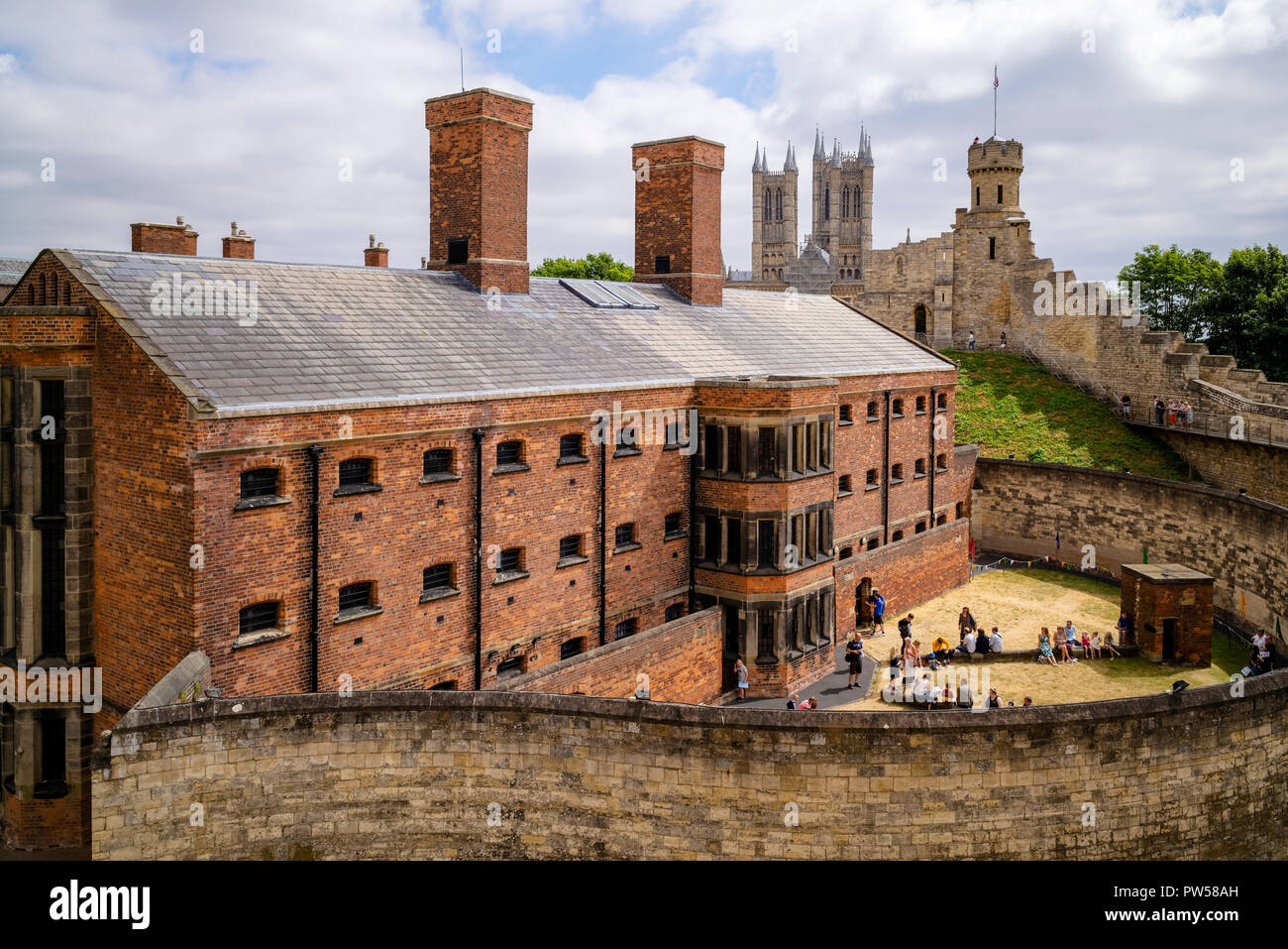 Blick von der mittelalterlichen Mauer zu Fuß auf den Zentralen und Westlichen Türme der Kathedrale von Lincoln, Lincoln, Großbritannien Stockfoto