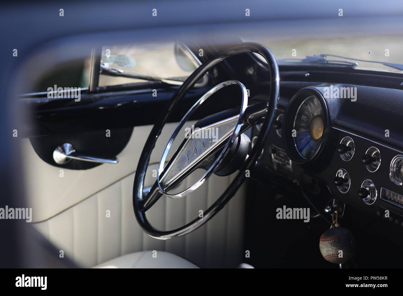 Im Cockpit eines Ford V8 im Château de Neuville in Gambais (78) - Frankreich. Stockfoto
