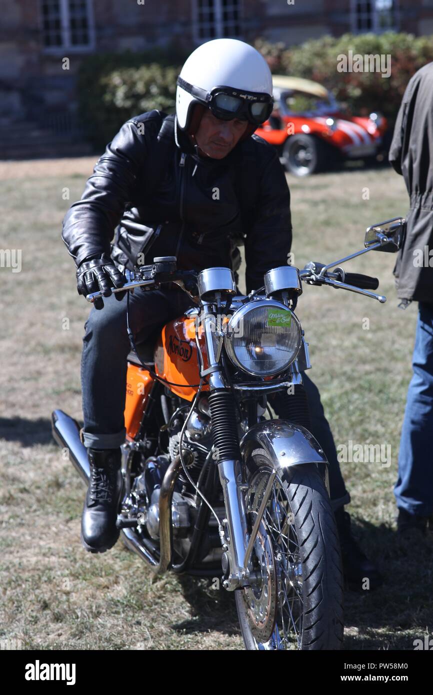 Norton Commando 750 Ankunft in Château de Neuville in Gambais (78) - Frankreich. Stockfoto
