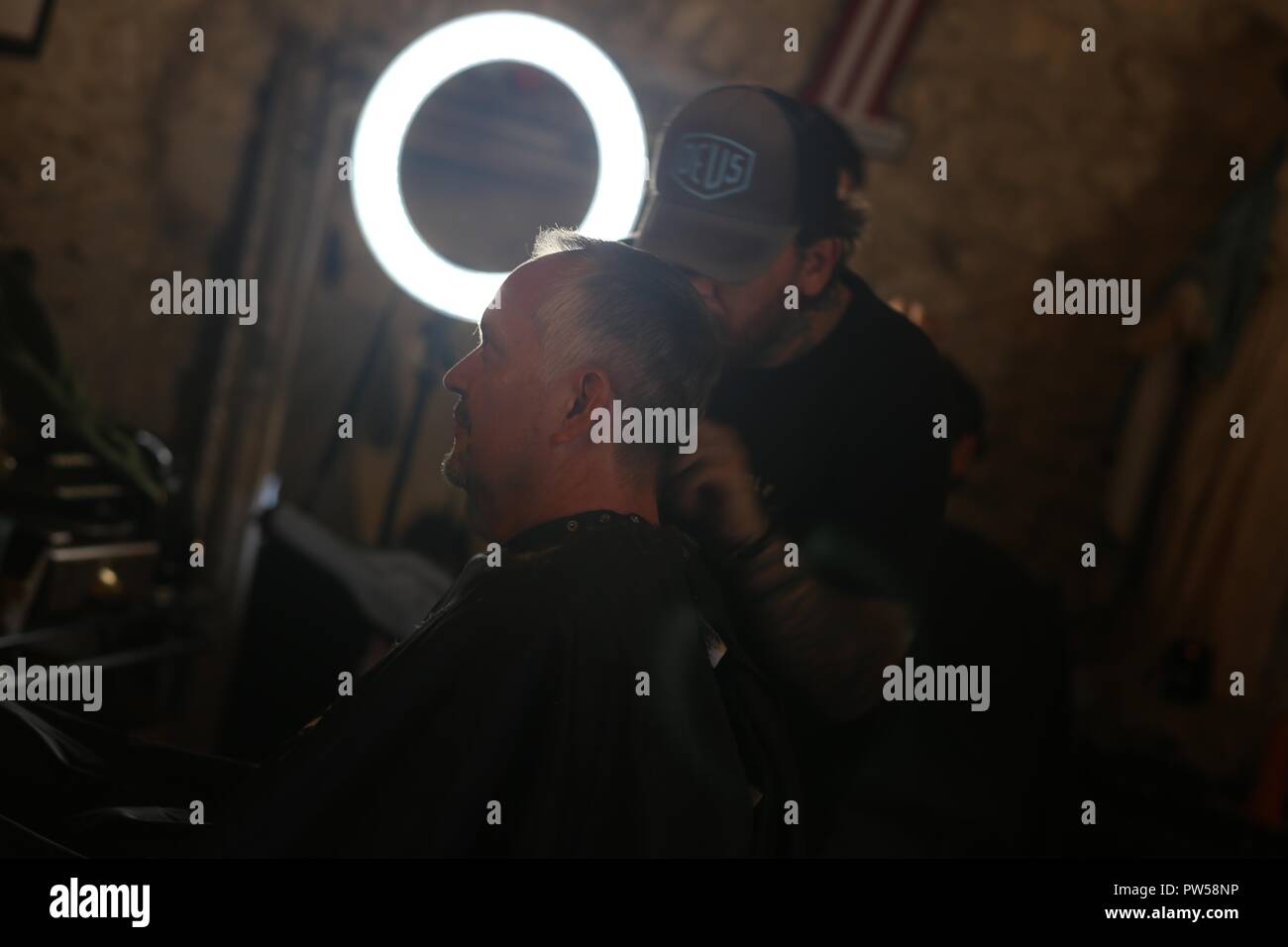 Friseur am Arbeitsplatz Haarschnitte geben im Château de Neuville in Gambais (78) - Frankreich. Stockfoto