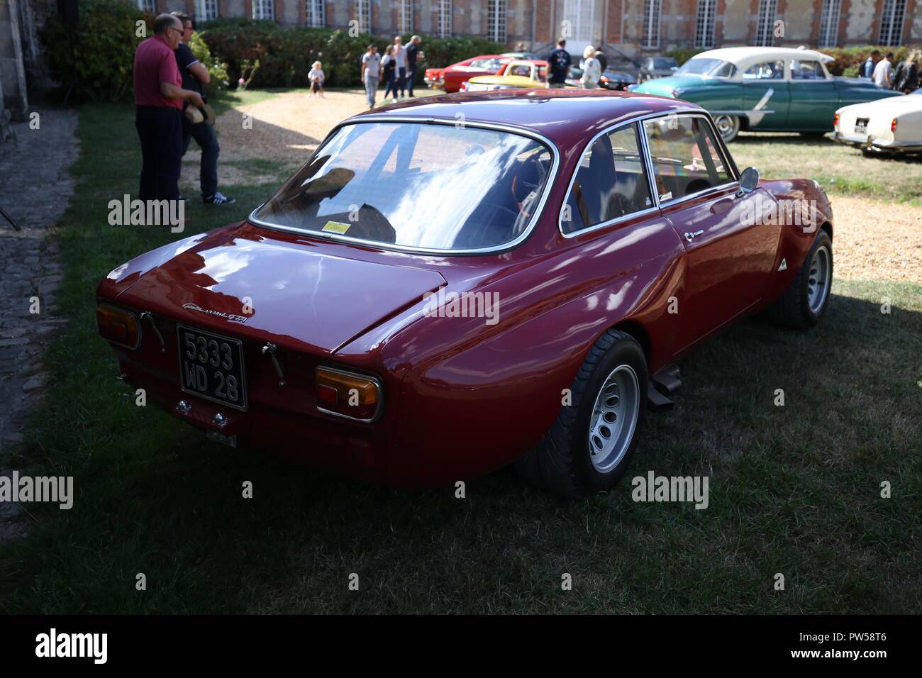 Alfa Romeo Giulia Sprint GTA im Château de Neuville in Gambais (78) - Frankreich. Stockfoto