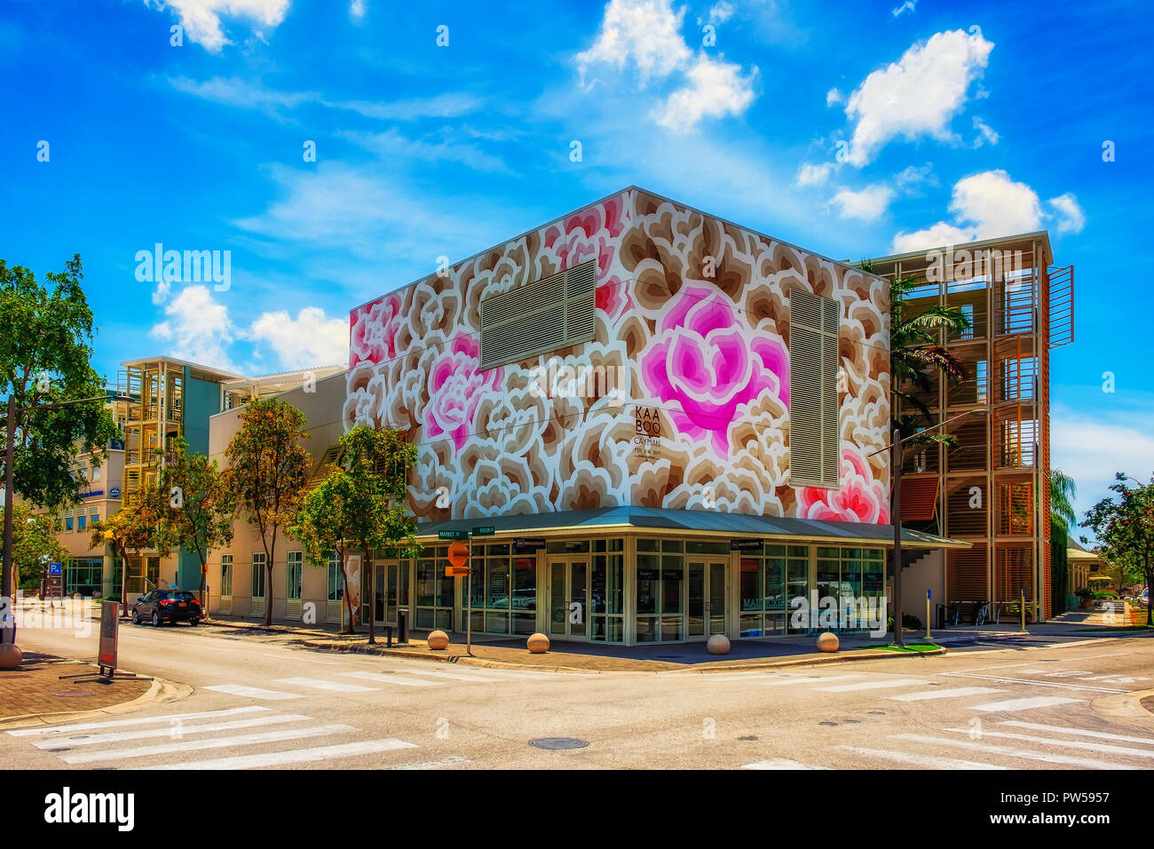 Grand Cayman, Cayman Islands, ein Wandbild in Camana Bay Waterfront Stadt in der Karibik Werbung Kaaboo, eine karibische Musik Kunst & Kulinarisches Festival Stockfoto