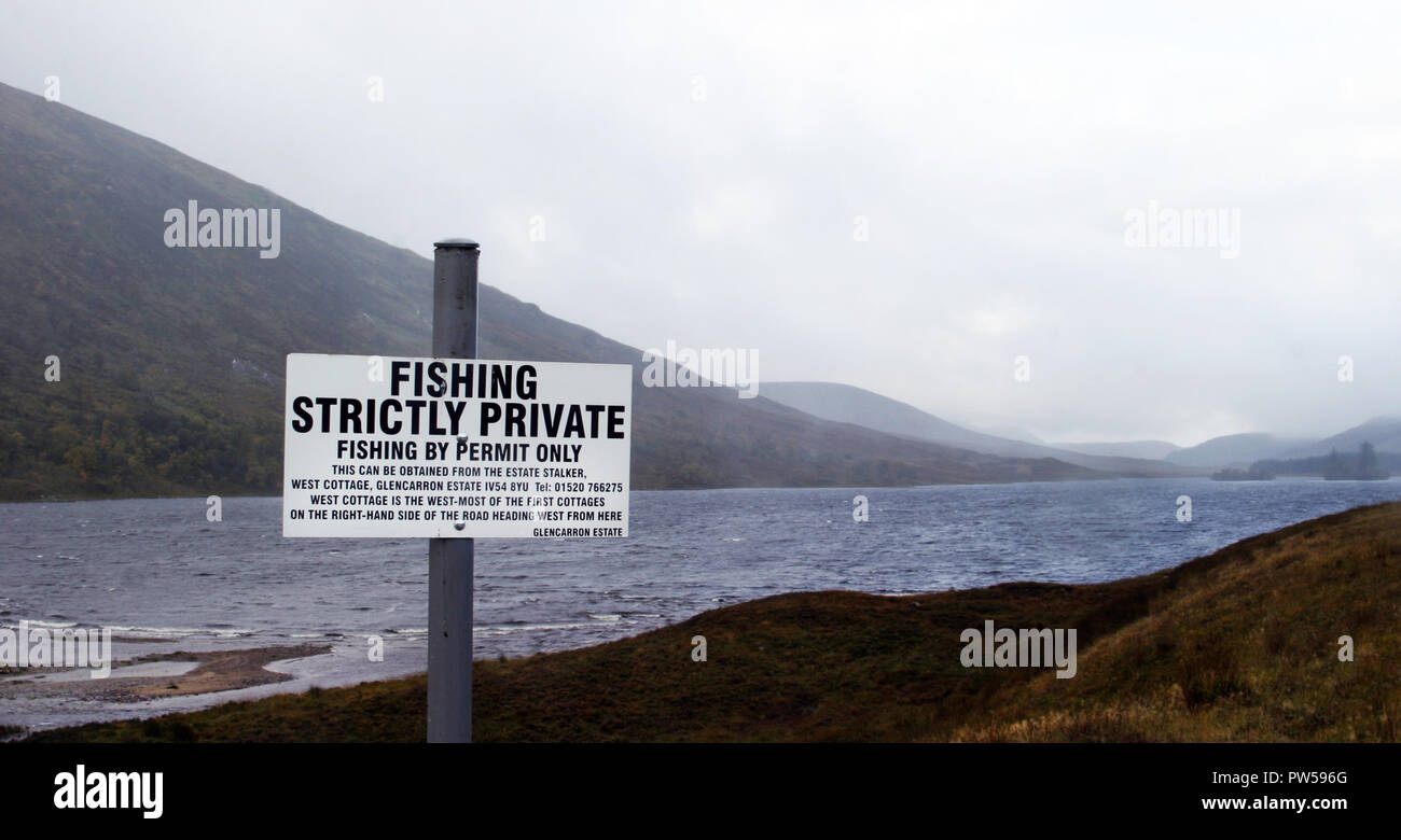 A -' Angeln rein privaten' Zeichen grüßt Sie auf der Straße läuft die Seite des Loch Carron in Schottland. Das Schild sagt Ihnen, wo Sie eine Erlaubnis, damit Sie in Ruhe und Frieden kaufen können. Abgesehen von den Mücken! Stockfoto