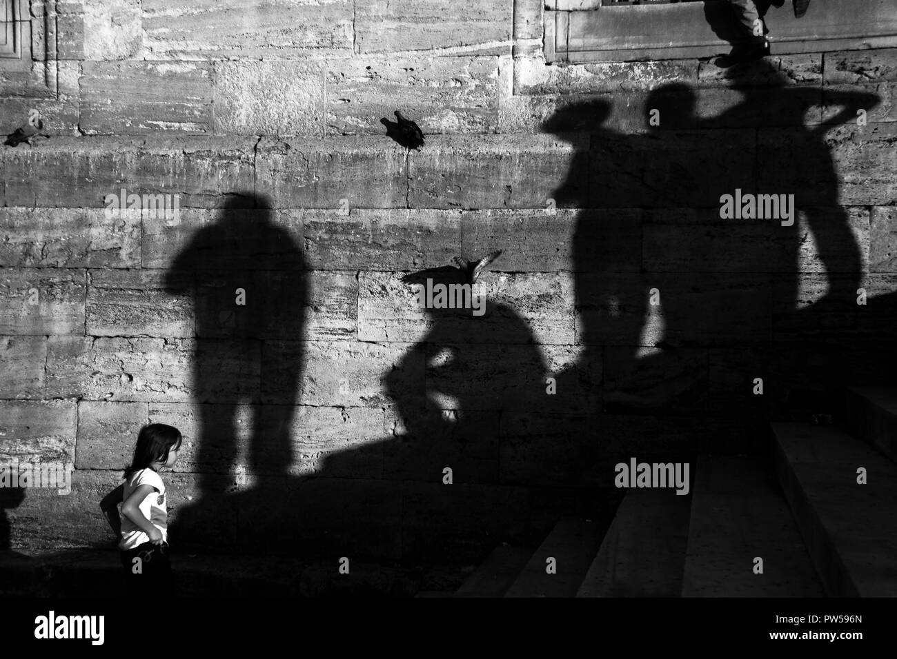 Istanbul, Türkei - 8. September 2010: ein Mädchen ging in Treppen. ein Junge war das Klettern an der Wand. Sieht aus wie eine Taube stehend auf einen Schatten. Stockfoto