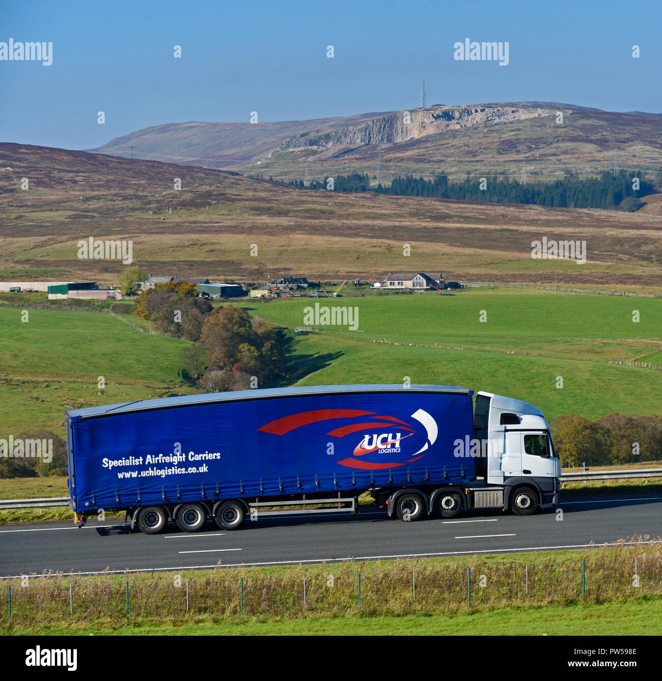 UCH Logistik LKW. Spezialist Luftfrachtspediteuren. M6 Northbound Fahrbahn, Shap, Cumbria, England, Vereinigtes Königreich, Europa. Stockfoto