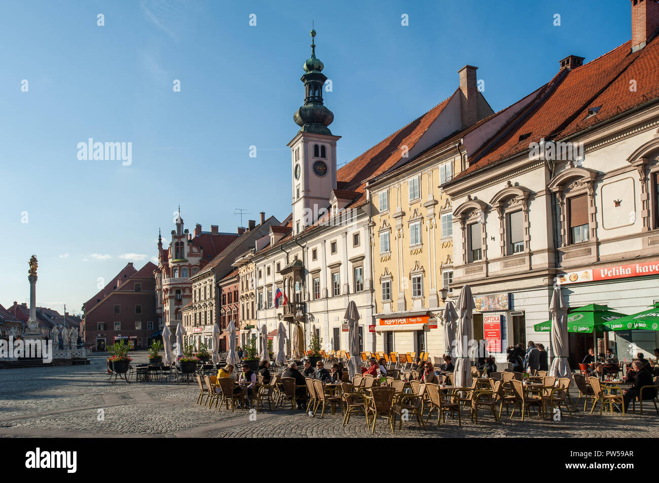 MARIBOR, Slowenien - 16.Oktober: Menschen im Freien trinken auf dem Hauptplatz von Maribor, Slowenien genießen Sie am 16. Oktober 2011. Stockfoto