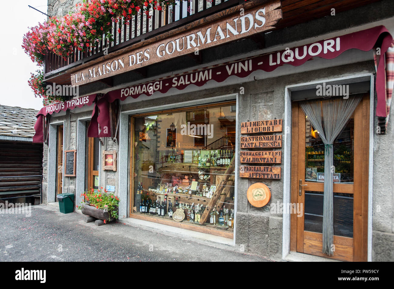 VALTOURNACHE-SEP 18: regionale Lebensmittel sind auf dem Display in einem traditionellen Essen Shop in Breuil Cervinia, Italien am 18. September 2011 Stockfoto