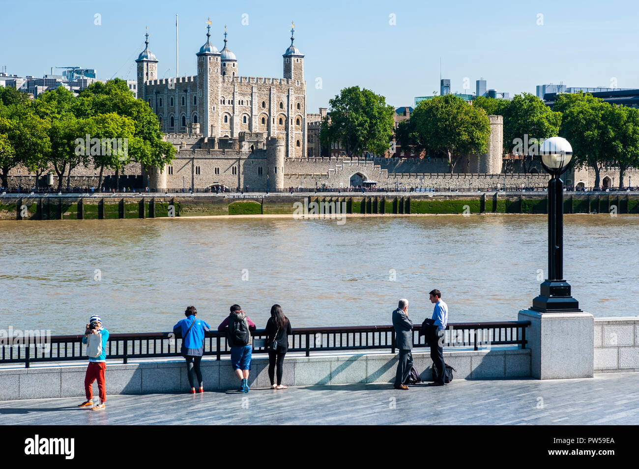 LONDON, Großbritannien - 20.August: Menschen genießen Sie den Blick auf den Tower of London und die Themse in London am 20. August 2013. Die Burg wurde als sichere f Stockfoto