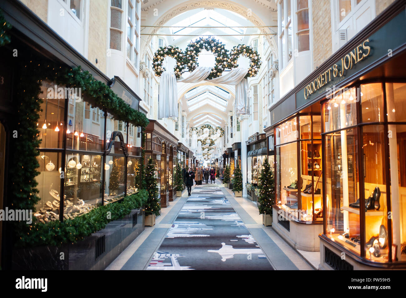 LONDON, Großbritannien - 21 November: Menschen schlendern in der Burlington Arcade in London am 21. November 2013. Es ist eine der bekanntesten London Shopping Arkaden auf Chr Stockfoto