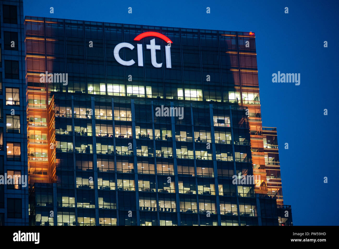 LONDON, Großbritannien - 27.November: Beleuchtete Fenster des Büros von Citigroup Inc im Financial District von Canary Wharf, in London am 27. November 2013 Stockfoto