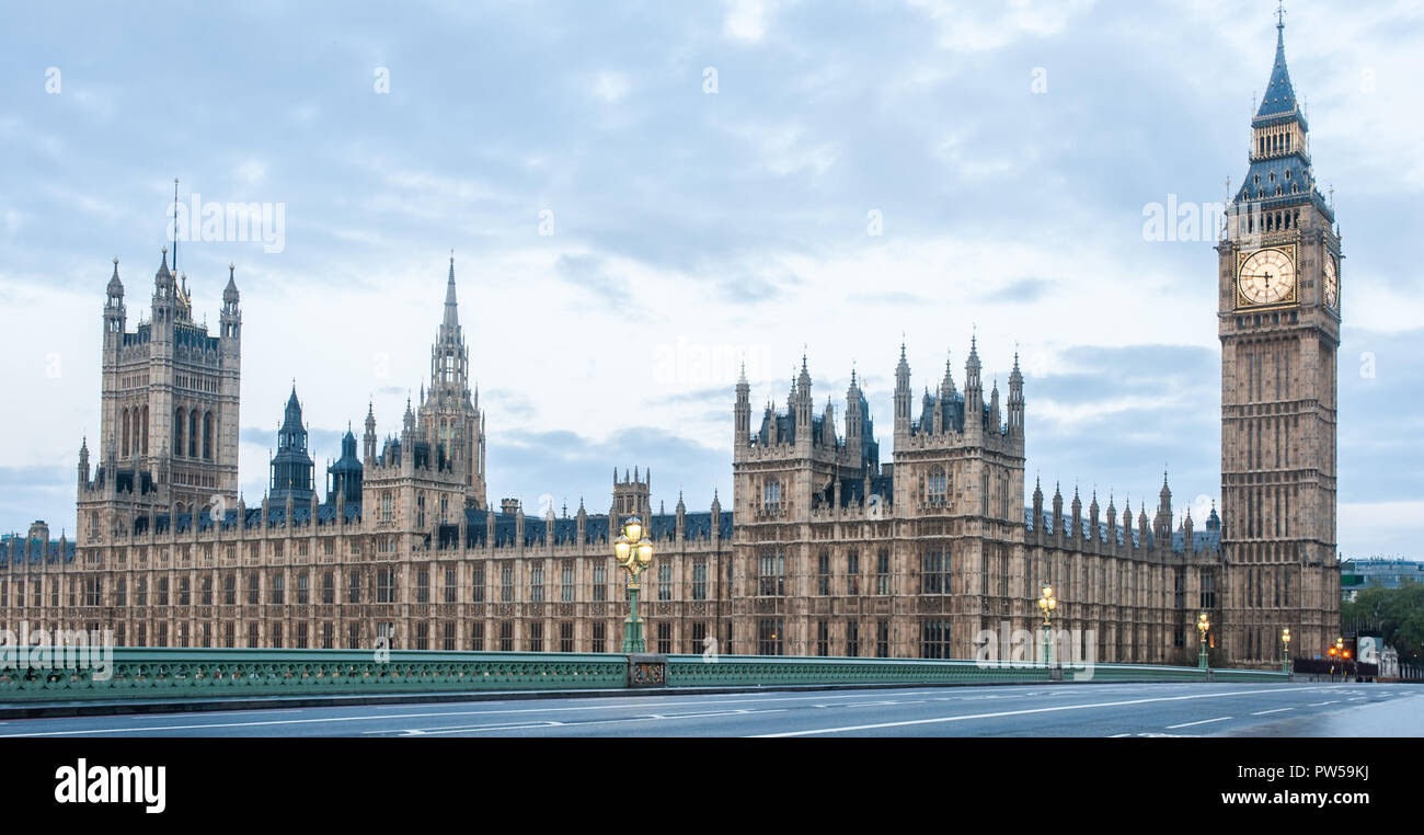London, UK - Panorama Blick auf die Häuser des Parlaments, Palast von Westminster und die Westminster Bridge. Keine Menschen, niemand. Am frühen Morgen. Stockfoto
