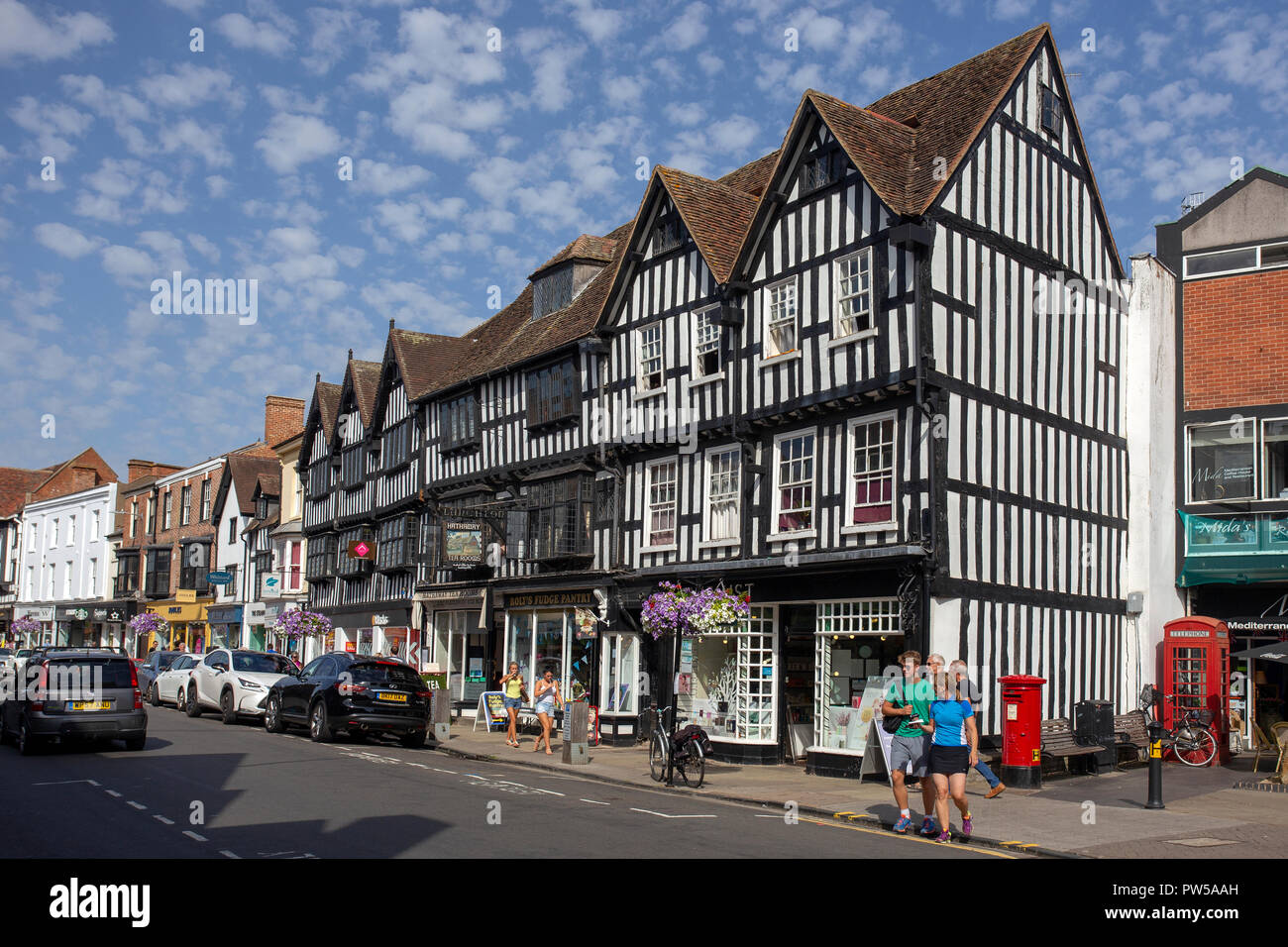 STRATFORD-upon-Avon, ENGLAND - August 6, 2018: Tudor Stil buiildings in der High Street in Stratford, Shakespeares Heimatstadt. Stockfoto