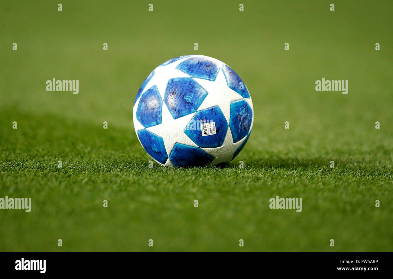 Eine allgemeine Ansicht der adidas Finale 18 Ball auf dem Fußballplatz während der UEFA Champions League, Gruppe H Spiel im Old Trafford, Manchester. Stockfoto