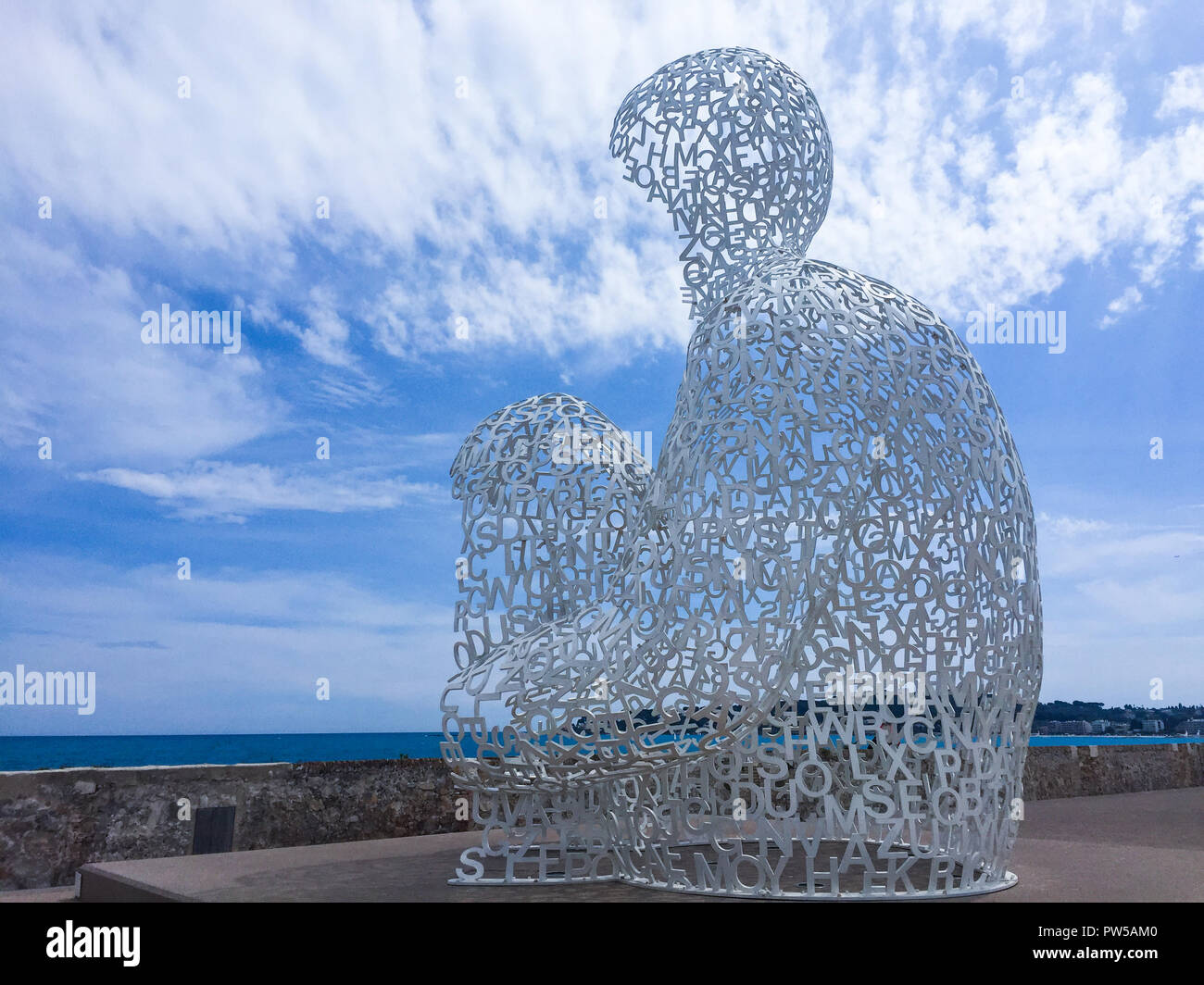 La Normande Skulptur von Jaume Plensa auf der Hafenmauer in Antibes Stockfoto