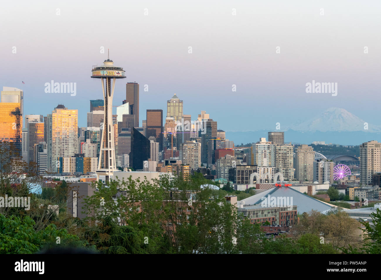 SEATTLE, Washington, 12. Mai 2018: Die Seattle Skyline bei Sonnenuntergang, von der Queen Anne's Hill Kerry Park gesehen. Stockfoto