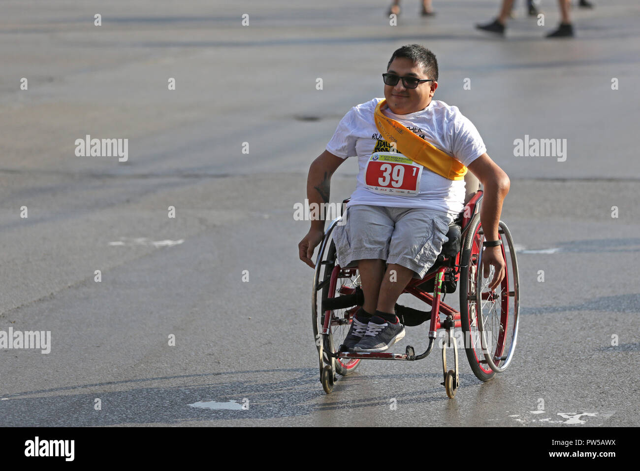 Sofia, Bulgarien - 6. September 2018: Körperlich behinderte Mann im Rollstuhl nimmt an einem Marathon in Sofia. Stockfoto